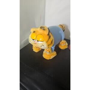 Vintage c. 1978 Garfield the Cat My Favorite Slippers Plush Toy by R. Dakin